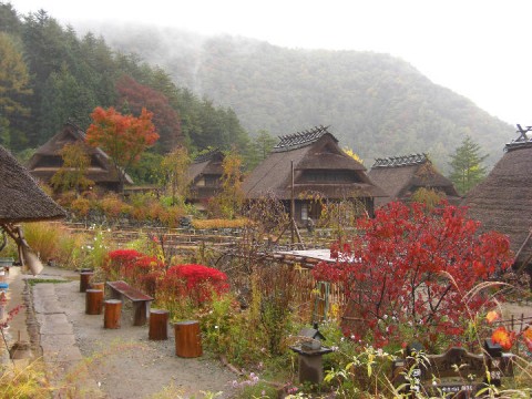 美しい茅葺きの集落と富士山の展望-西湖いやしの里根場（ねんば）（関東山梨県富士山周辺）